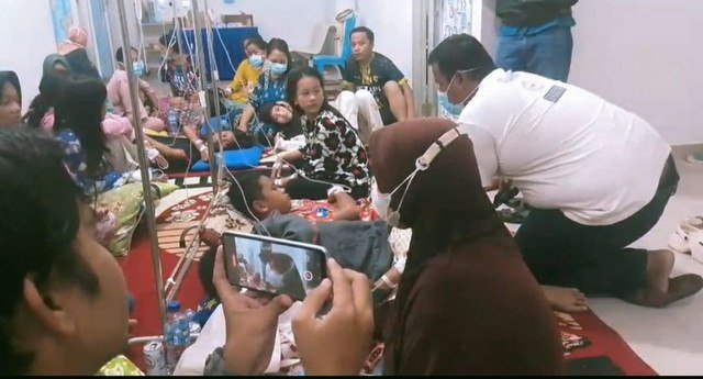 Suasana para siswa yang keracunan makan bergizi gratis saat berada di Puskemas. Foto : Istimewa.