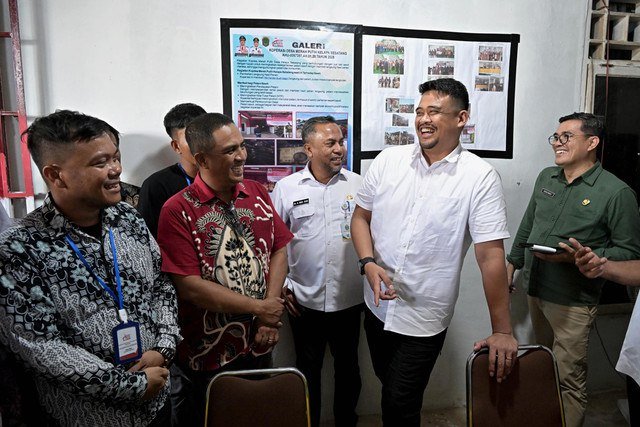 Gubernur Sumatera Utara (Sumut) Bobby Nasution meninjau Koperasi Desa Merah Putih Kelapa Sebatang, Labura, Rabu (24/8/2025). Foto: Dok. Istimewa
