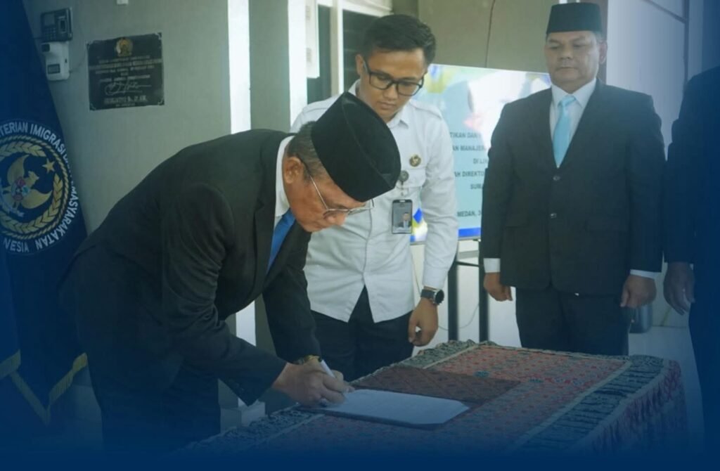Kakanwil Ditjenpas Sumut Yudi Suseno saat menandatangani Surat Keputusan Pelantikan dan Pengambilan Sumpah/janji Jabatan Manajerial dan non Manajerial di Lingkungan Kanwil Ditjenpas Sumut. Foto: source Facebook Kanwil Ditjenpas Sumut.