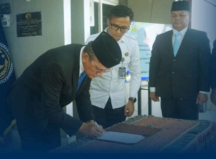 Kakanwil Ditjenpas Sumut Yudi Suseno saat menandatangani Surat Keputusan Pelantikan dan Pengambilan Sumpah/janji Jabatan Manajerial dan non Manajerial di Lingkungan Kanwil Ditjenpas Sumut. Foto: source Facebook Kanwil Ditjenpas Sumut.