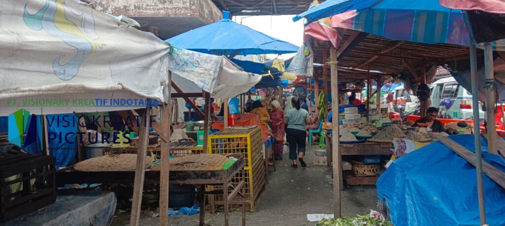 Kondisi Pedagang Pasar Horas Gedung IV yang di relokasi ke Bagian Badan Jalan Merdeka, Kota Pematangsiantar. Foto: Visiokreatif Pictures/Abd