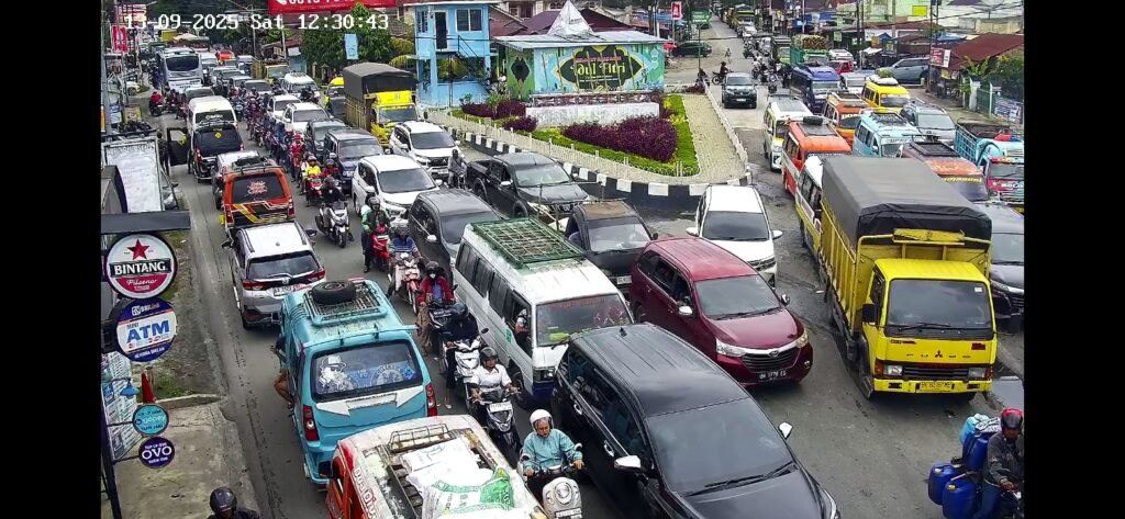 Pantauan CCTV Kota Pematangsiantar, kondis Macet di Simpang Dua, Kecamatan Siantar simarimbun, Kota Pematangsiantar, Sumatera Utara. Sabtu, (13/09/2025). Foto: Visiokreatif Pictures/Andi
