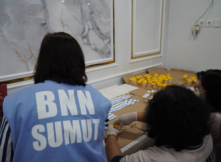 Rutan Kelas I Medan saat melaksanakan Tes Urine kepada Seluruh Pegawai dan Warga Binaan Yang berkerjasama dengan BNN Sumatera Utara. Foto: Dok. Rutan Kelas I Medan.