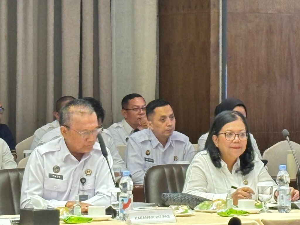 (Tengah) Karutan Kelas I Medan saat menghadiri Kunjungan Reses Komisi XIII DPR RI di ballroom Grand City Hall, Medan, Sumatera Utara. Foto: Dok. Rutan Kelas I Medan.