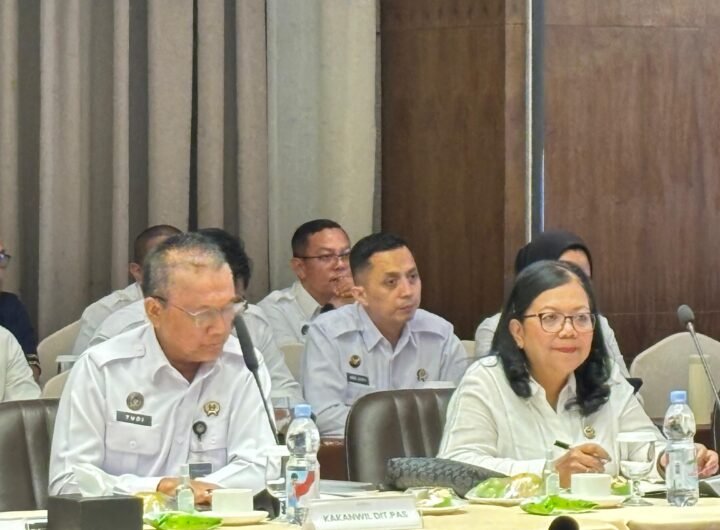(Tengah) Karutan Kelas I Medan saat menghadiri Kunjungan Reses Komisi XIII DPR RI di ballroom Grand City Hall, Medan, Sumatera Utara. Foto: Dok. Rutan Kelas I Medan.