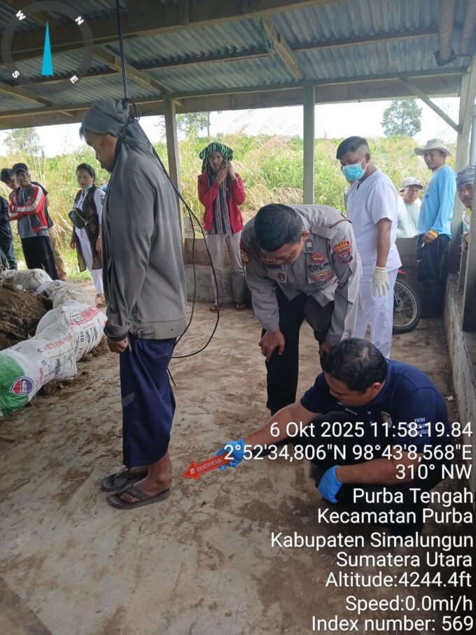 Personil Polres Simalungun saat melakukan Indetifikas penemuan Korban Gantung diri di Nagori Purba Tongah, Kecamatan Purba, Kabupaten Simalungun. Foto; dok. Humas Polres Simalungun.