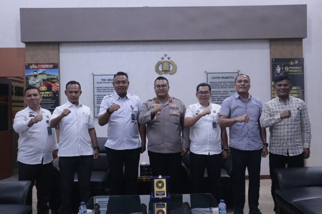 Kalapas Kelas IIA Sibolga Tri Purnomo dan Jajaran Berfoto bersama dengan Kapolres Sibolga dan Jajaran. Foto: dok. Humas Lapas Sibolga (Lasiga)