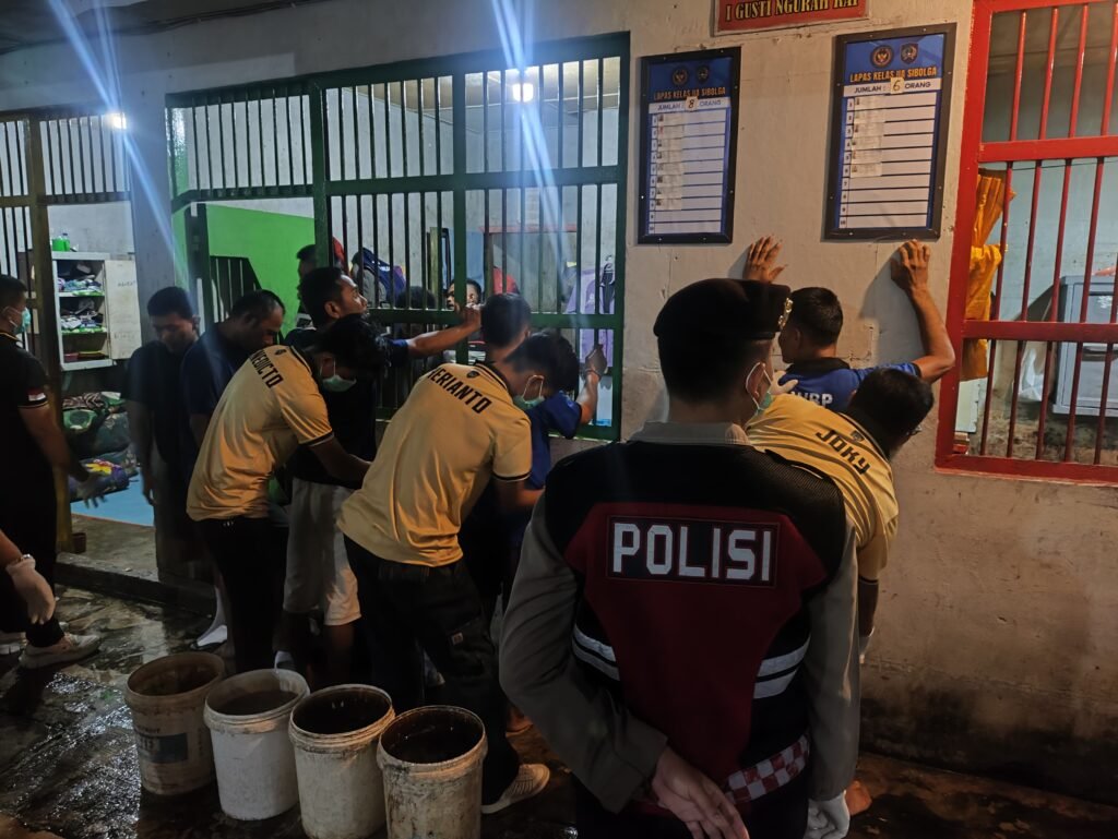 Petugas saat menggeladah Warga Binaan Pemasyarakatan. Foto: Humas Lapas Kelas IIA Sibolga (Lasiga)