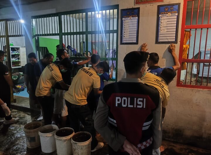 Petugas saat menggeladah Warga Binaan Pemasyarakatan. Foto: Humas Lapas Kelas IIA Sibolga (Lasiga)