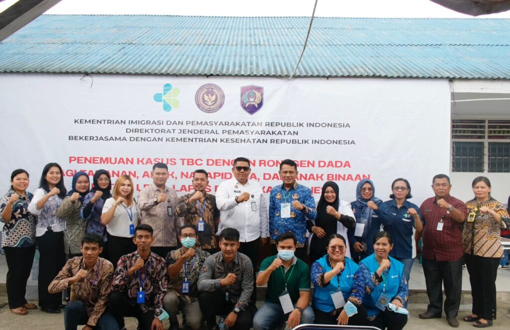 Rutan Sidikalang Foto bersama dengan Karutan dan jajaran usai Pengecekan Kesehatan WBP. Foto: Dok. Rutan Sidikalang.