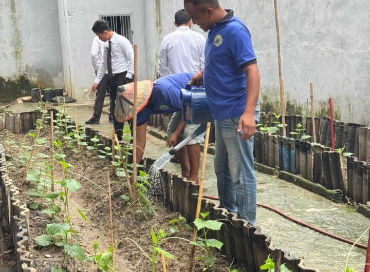 Wargan Binaan Pemasyarakatan Lapas Kelas IIB Tebing tinggi saat melakukan penyiraman pada Tanaman. Foto: Dok Lapas Kelas IIB Tebing Tinggi.