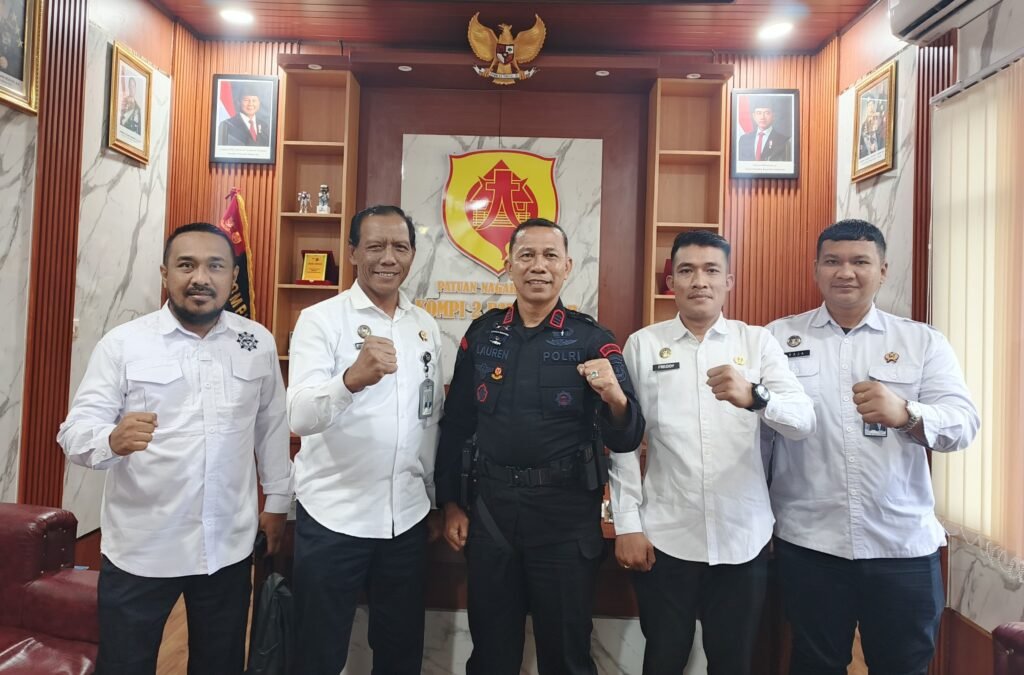 Jajaran Lapas Narkotika Pematangsiantar saat foto bersama dengan Personil Brimob Kompi II Batalyon B. Foto: Istimewa.