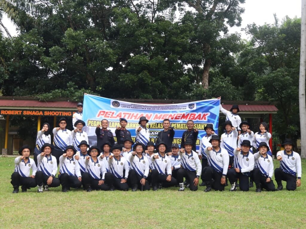 Jajaran dan petugas Lapas Narkotika Pematangsiantar Foto bersama usai melangsungkan pelatihan Menembak di Mako Brimob Kompi II Yon B Pematangsiantar. Foto: dok. Lapas Narkotika Pematangsiantar.