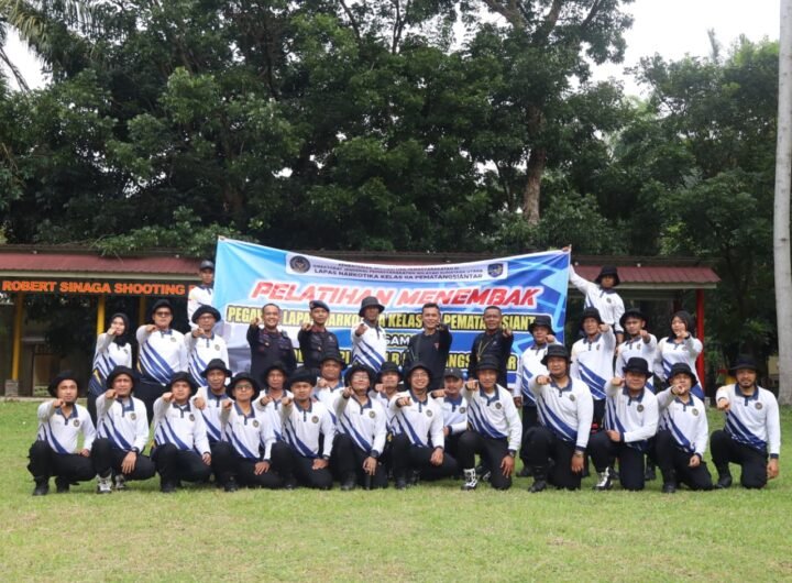 Jajaran dan petugas Lapas Narkotika Pematangsiantar Foto bersama usai melangsungkan pelatihan Menembak di Mako Brimob Kompi II Yon B Pematangsiantar. Foto: dok. Lapas Narkotika Pematangsiantar.