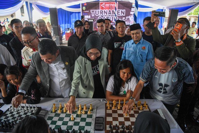 Suasana pembukaan turnamen catur yang dibuka langsung oleh Wali Kota Palembang, Ratu Dewa didampingi Kepala Biro ANTARA Sumsel Dolly Rosana, Wakil Ketua DPRD Sumsel sekaligus Ketua Pengprov Percasi Ilyas Panji Alam di halaman Gedung DPRD Sumsel. Foto : Antara