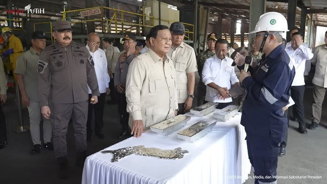 Presiden Prabowo saksikan penyerahan aset rampasan negara dari tambang ilegal kepada PT Timah Tbk. Foto: YouTube/Sekretariat Presiden
