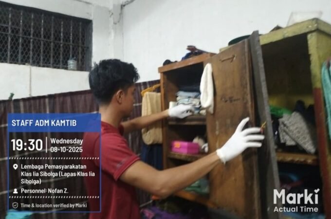 Petugas Lapas Kelas IIA Sibolga Saat melakukan Razia dan Pengeledahan kamar hunian Warga Binaan. Foto: Dok. Humas Lapas Sibolga.