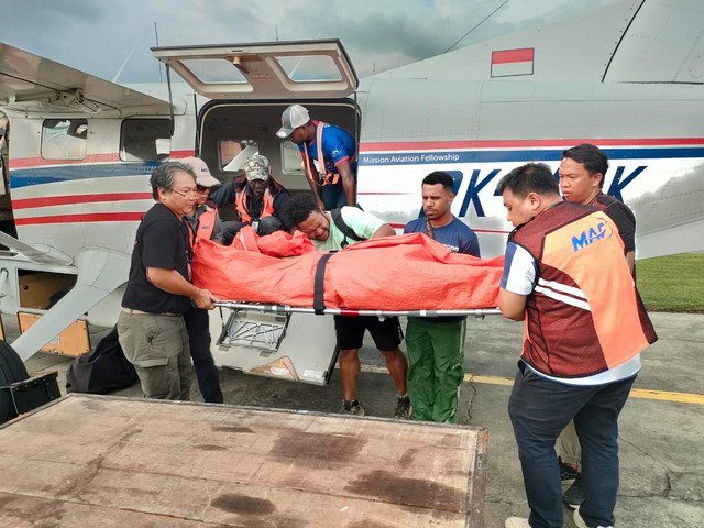 Proses evakuasi jasad guru yang tewas usai diserang sekelompok orang tak dikenal. Dok: Ist.