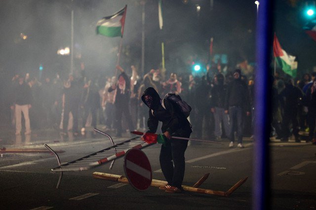 Demonstran pro-Palestina yang menentang Timnas Israel terlibat bentrok dengan polisi di Udine, Italia, Selasa (14/10/2025). Foto: Yara Nardi/REUTERS