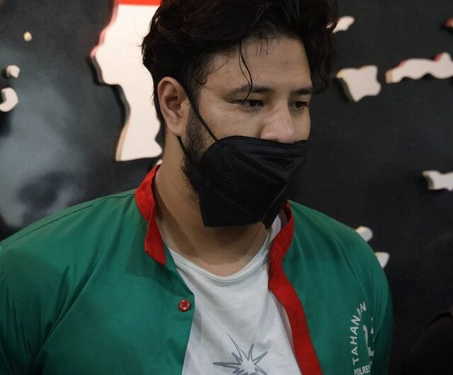 Artis Ammar Zoni saat konfrensi pers terkait penyalahgunaan narkotika di Kapolres Jakarta Barat, Jakarta, Jumat, (15/12/2023). Foto: Agus Apriyanto