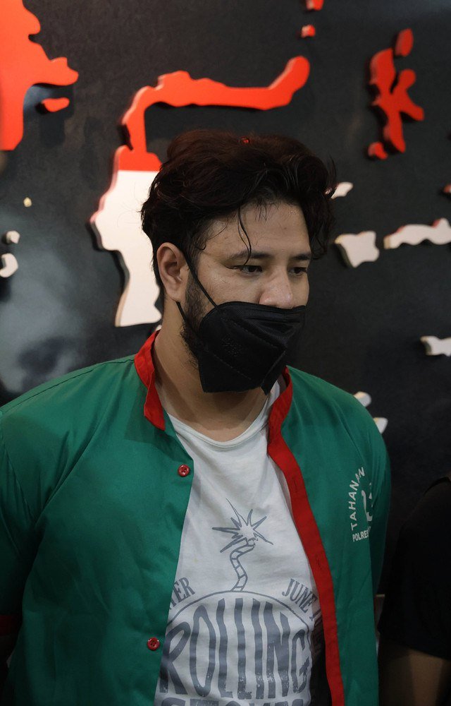 Artis Ammar Zoni saat konfrensi pers terkait penyalahgunaan narkotika di Kapolres Jakarta Barat, Jakarta, Jumat, (15/12/2023). Foto: Agus Apriyanto