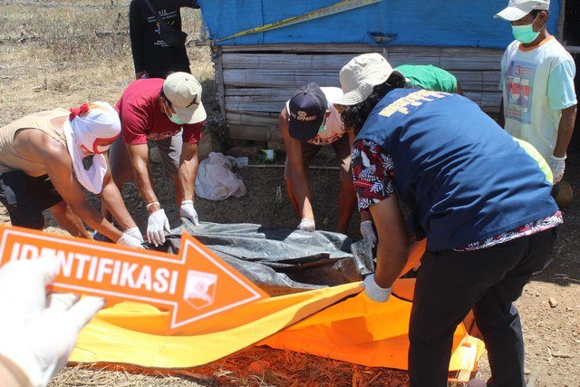 Korban saat dievakuasi. | Foto: Dok Humas Polres Pringsewu