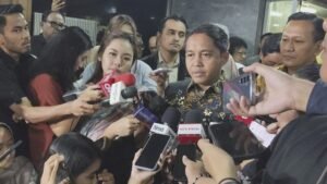 Menteri Kehutanan Raja Juli Antoni usai hadiri rapat kerja bersama Komisi IV DPR. Salah satu agenda rapat adalah meminta penjelasan tentang bencana banjir dan longsor di Sumatera. Rapat digelar di Kompleks Parlemen, Jakarta, Kamis (4/12/2025). Foto: Luthfi Humam/kumparan