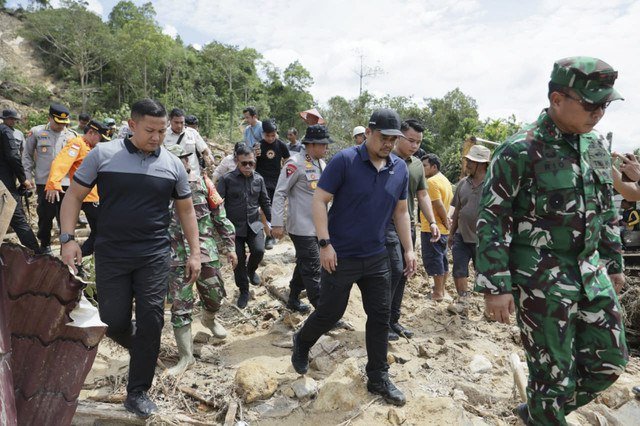 Gubernur Sumatera Utara Bobby Nasution saat meninjau longsor di Kabupaten Tapanuli Tengah pada Sabtu (29/11/2025). Foto: Dok. Istimewa