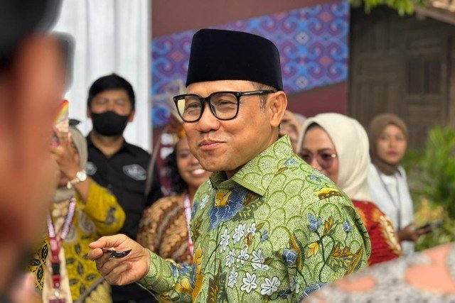 Menko PM Muhaimin Iskandar ketika mencicipi produk makanan SPPG di Taman Mini Indonesia Indah (TMII), Jakarta Timur, Selasa (9/12/2025). Foto: Amira Nada/kumparan