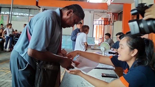 Seorang warga penyandang disabilitas saat menerima BLT Kesra di kantor Pos Manado.