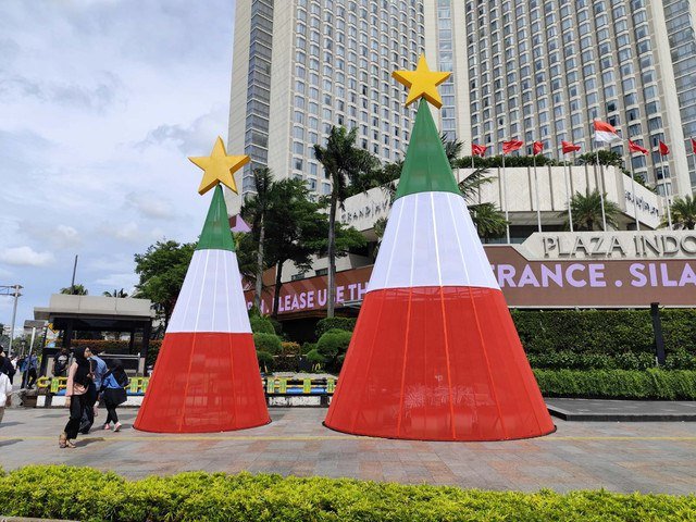 Ornamen Natal dipasang di sekitar kawasan Bundaran HI, Jakarta jelang perayaan Natal dan tahun baru pada Minggu (14/12/2025). Foto: Luthfi Humam/kumparan