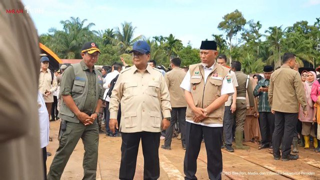 Presiden Prabowo Subianto meninjau posko pengungsian banjir bandang dan tanah longsor di Kabupaten Agam, Sumbar pada Kamis (18/12/2025). Foto: Youtube/Sekretariat Presiden