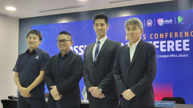 PSSI dan I.League resmi menugaskan Yudai Yamamoto (Jepang) menjadi wasit full time di Indonesia. Foto: Soni Insan Bagus/kumparan