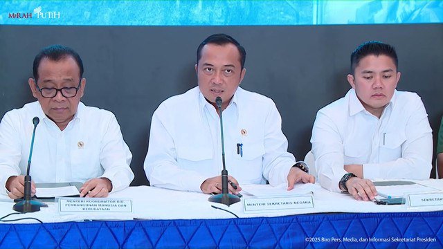 Mensesneg Prasetyo Hadi memberikan keterangan pers pemulihan dan rencana strategis bencana Sumatera di Halim Perdanakusuma, Jakarta Timur, Senin (29/12/2025). Foto: Youtube/Sekretariat Presiden