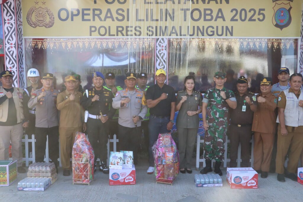 Kapolres Simalungun AKBP Marganda Aritonang, SH, SIK, MM saat meninjau pos PAM Simpang Panei. Foto: dok Humas Polres Simalungun.