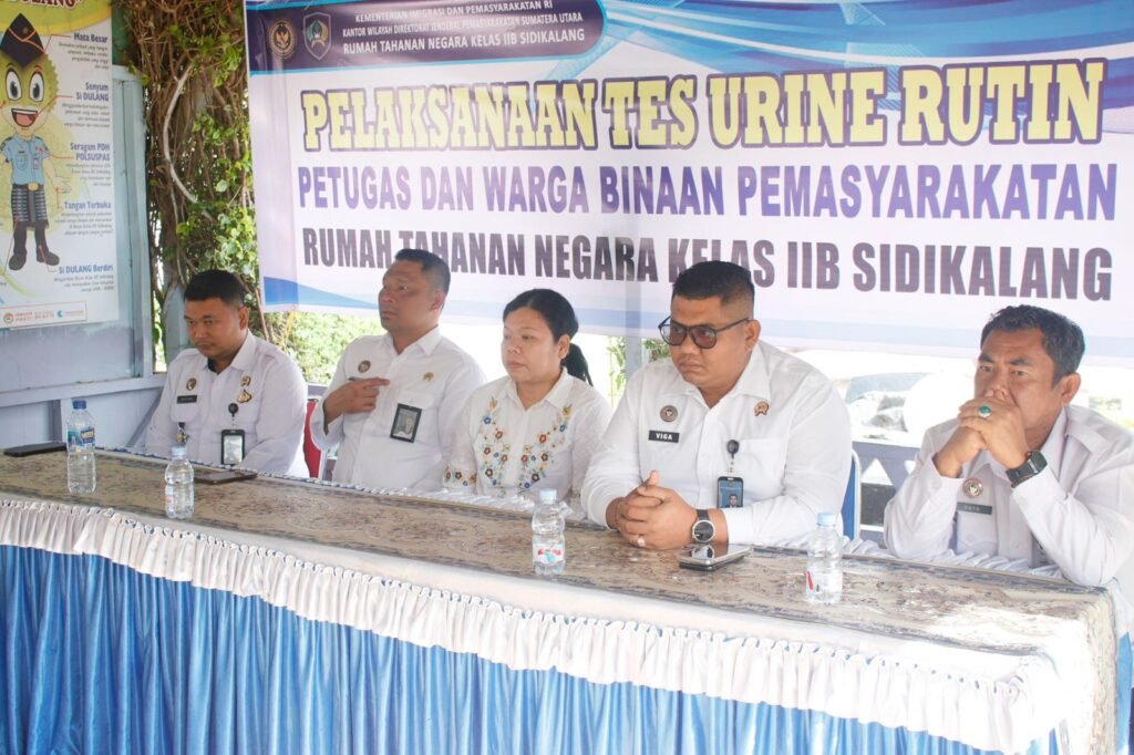 Rutan Sidikalang yang di pimpin oleh Karutan Loviga F Sembiring saat melaksanakan Tes Urine bagi Petugas dan Warga Binaan. Foto: dok. Rutan Sidikalang.