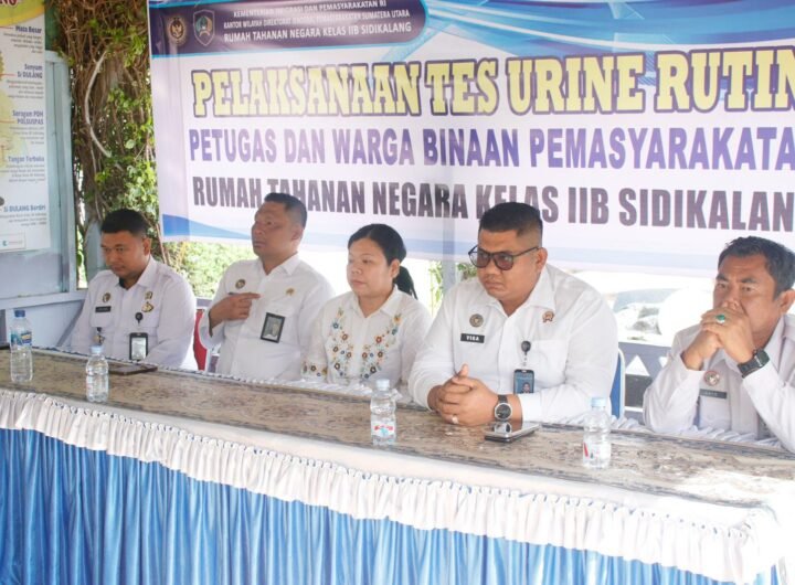 Rutan Sidikalang yang di pimpin oleh Karutan Loviga F Sembiring saat melaksanakan Tes Urine bagi Petugas dan Warga Binaan. Foto: dok. Rutan Sidikalang.