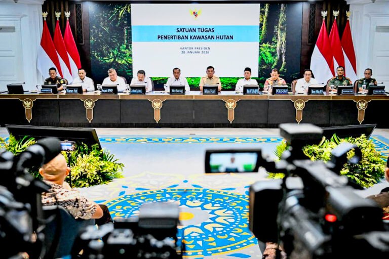 Menteri Sekretaris Negara Prasetyo Hadi menyampaikan keterangan pers pada Selasa malam, 20 Januari 2026 di kompleks Istana Kepresidenan Jakarta. (Foto: BPMI Setpres)