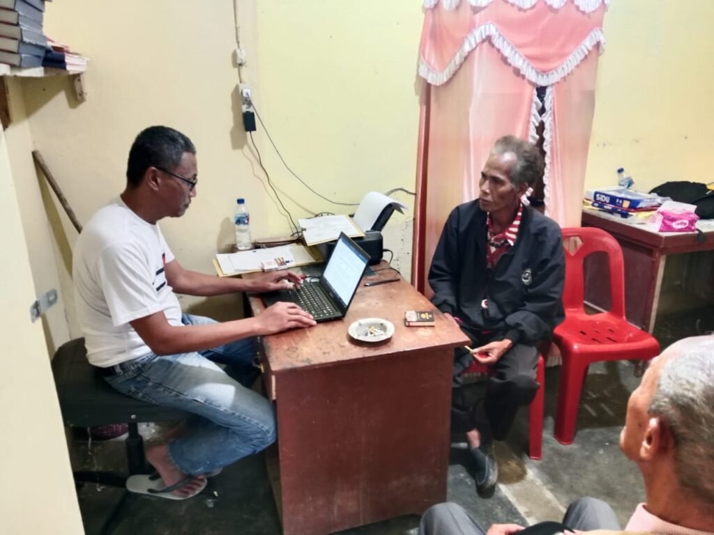 kanit reskrim sudarwanto (kiri) Saat periksa saksi Murni Siregar (kanan). Foto: Istimewa.