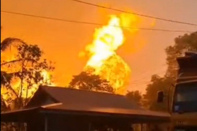 Api membumbung tinggi hingga 15 meter pada Jalan Lintas Timur di Inderagiri Hilir akibat meledaknya pipa gas PT TGI. Foto: Polres Inhil/HO-ANTARA