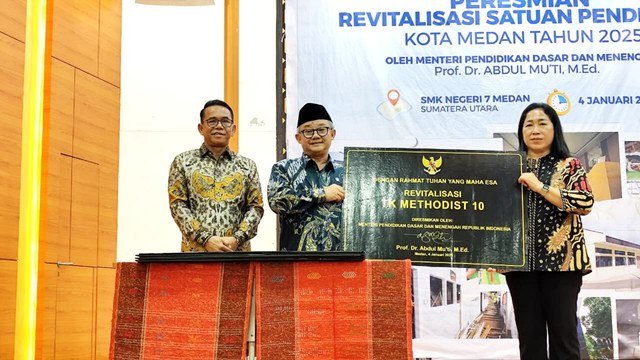 Menteri Pendidikan Dasar dan Menengah, Abdul Mu'ti (tengah) saat meresmikan revitalisasi satuan pendidikan di SMK Negeri 7 Medan, Minggu (4/1/2026). Foto: Amar Marpaung/kumparan