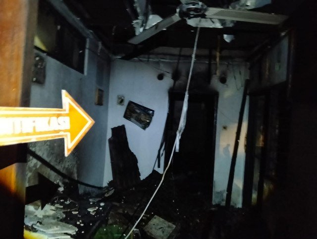 Kebakaran rumah di Jalan Tukad Gangga, Kota Denpasar, Bali, Kamis (8/1) sekitar pukul 23.00 WITA. Foto: Dok. Polsek Denpasar Barat