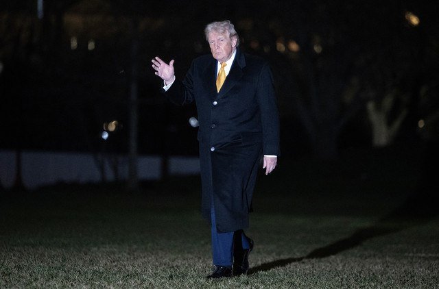 Presiden AS Donald Trump melambaikan tangan kepada wartawan saat tiba di Gedung Putih di Washington, DC, pada 4 Januari 2026. Foto: ANDREW CABALLERO-REYNOLDS / AFP