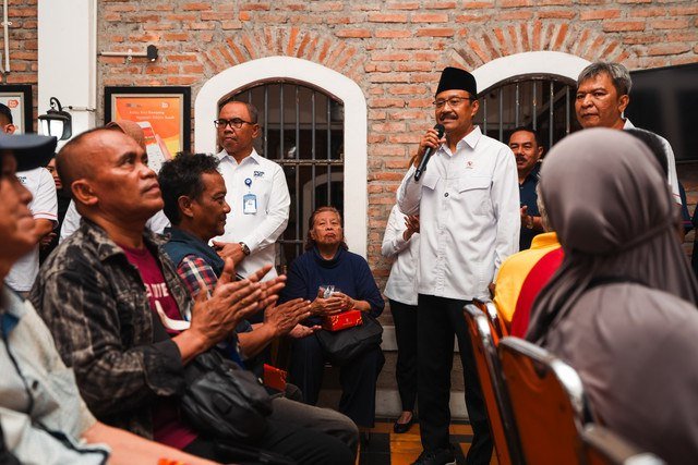 Menteri Sosial Saifullah Yusuf (Gus Ipul) saat meninjau langsung penyaluran BLTS bersama Plt. Dirut PT Pos Indonesia Haris di Kantor Pos Cikini, Jakarta Pusat, Rabu (31/12/2025). Foto: Dok. Kemensos