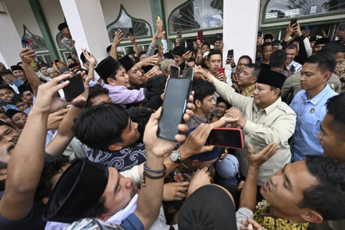 Presiden Prabowo Subianto melaksanakan Salat Jumat di Masjid Besar Al-Abrar, Kecamatan Kebayakan, Kabupaten Aceh Tengah, pada Jumat, 12 Desember 2025. Foto: Cahyo - Biro Pers Sekretariat Presiden