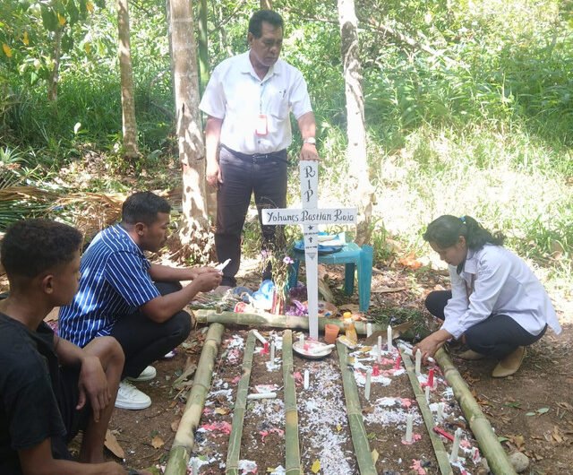 Kemensos melalui Sentra Efata Kupang memberikan santunan dan bantuan dengan total Rp 9 juta bagi keluarga siswa SD yang meninggal diduga bunuh diri di NTT. Foto: Kemensos RI