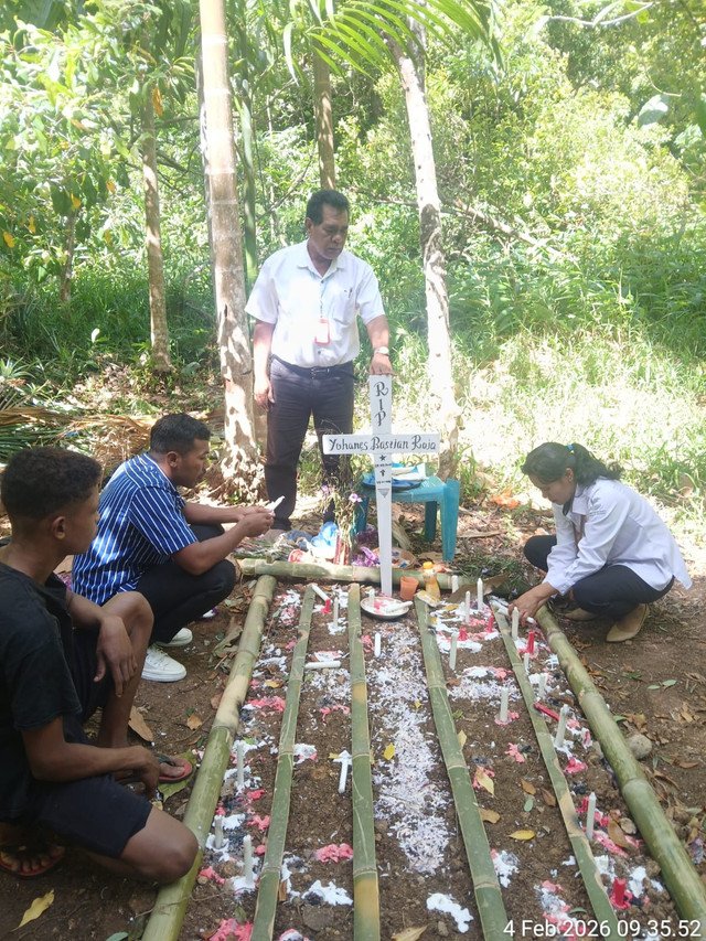 Kemensos melalui Sentra Efata Kupang memberikan santunan dan bantuan dengan total Rp 9 juta bagi keluarga siswa SD yang meninggal diduga bunuh diri di NTT. Foto: Kemensos RI