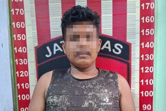 Pelaku pencurian ARS (25) yang mencuri toko grosir milik ayahnya sendiri, Tapanuli Tengah, Senin (16/2/2026). Foto: Polres Tapteng