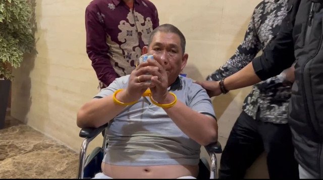 Erwin Iskandar alias Ko Erwin, pemasok narkoba ke AKBP Didik, saat digiring ke Bareskrim Polri. dok: Dittipidnarkoba Bareskrim Polri