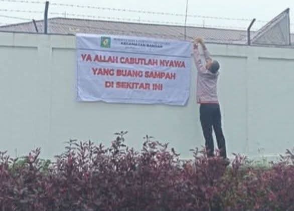 Spanduk Kontroversial Dinas Lingkungan Hidup (DLH) Kabupaten Simalungun, Sumatera Utara. Foto: Facebook DLH Simalungun.